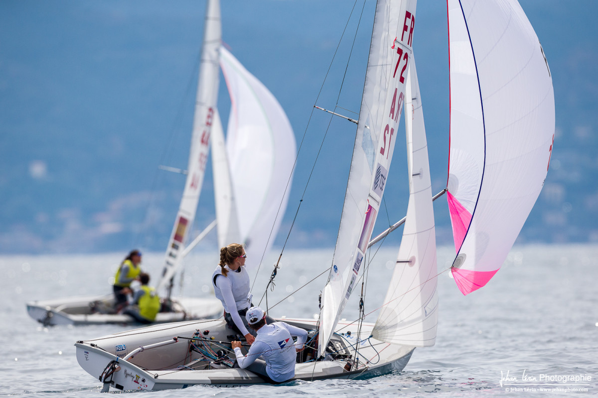 L'équipage FRA72 Pacaud/De Gennes sous spi controlant les Champions du Monde ESP44 Brugman/Xammar.