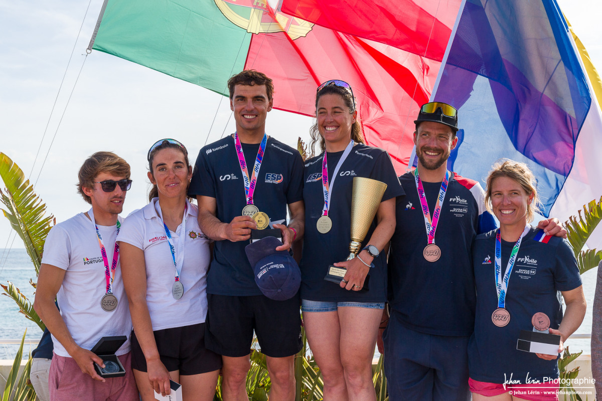 Podium du Championnat d'Europe 470 2024 - 1er ESP44 (au centre), 2ème POR21 (à gauche), 3ème FRA1 (à droite).