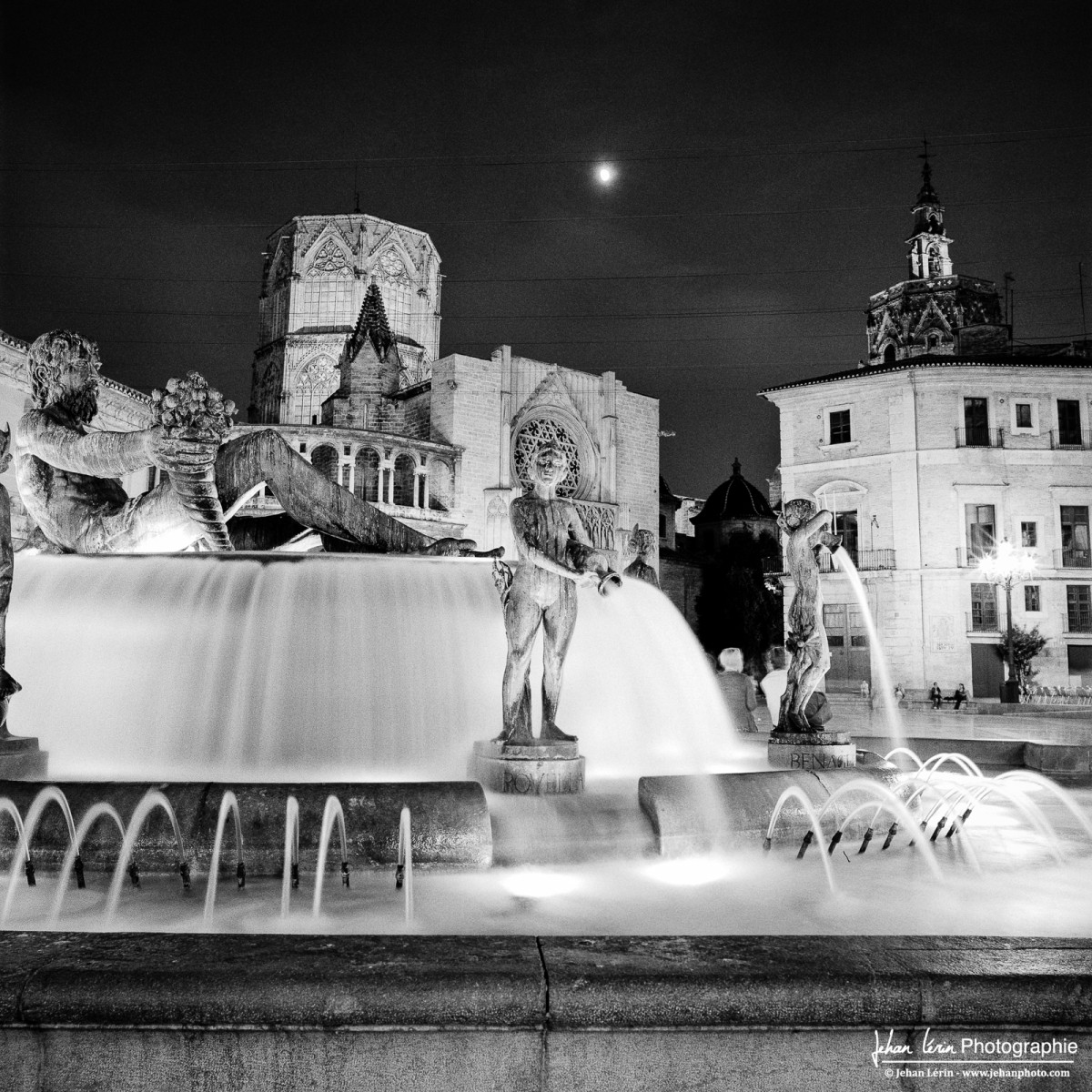 Plaza de la Virgen - Valencia, España - Hasselblad 503CW & 80/2.8 CFE - Kodak Tri-X 320 - Sekonic L558R - 6 x 6 cm