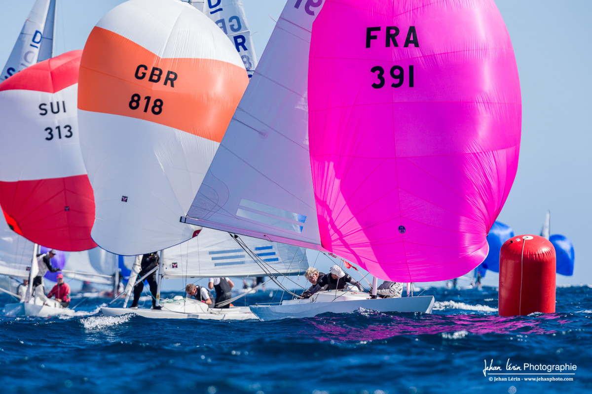 Arrivée à la porte sous le vent pour les premiers Dragon encore sous spi