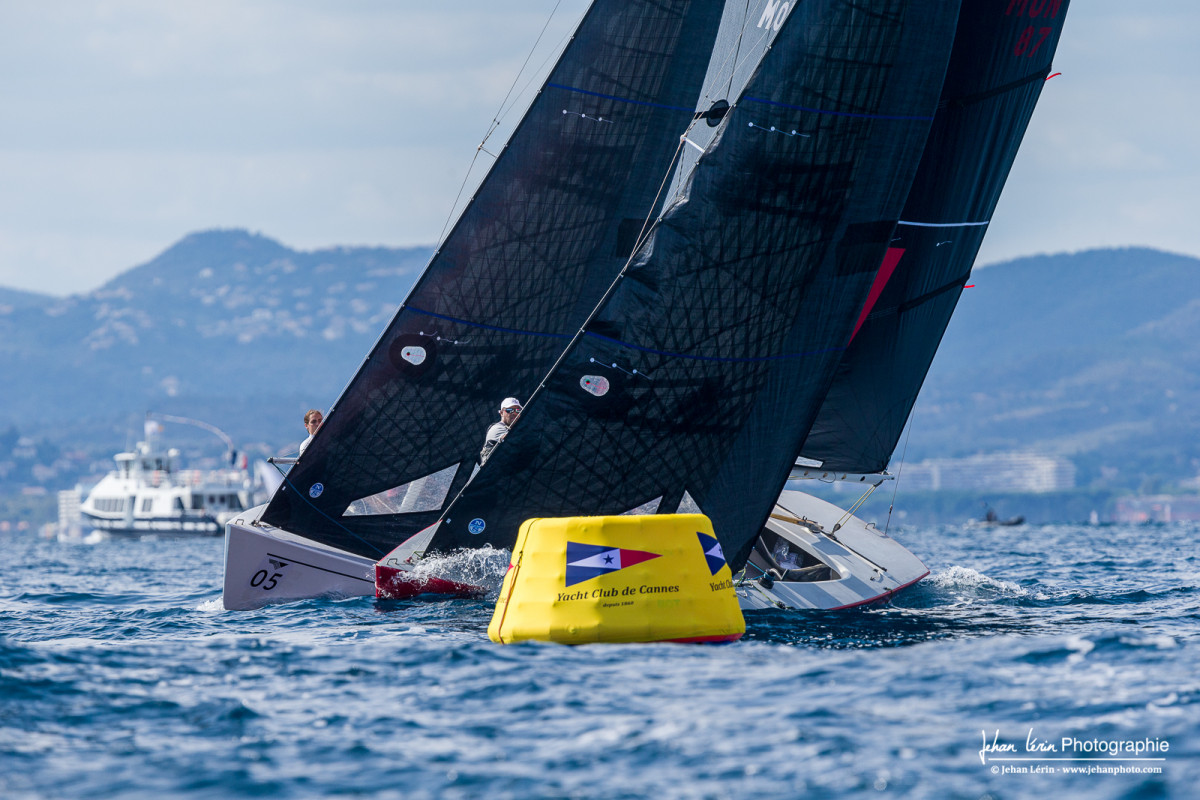 Passage de la bouée au vent pour deux Smeralda