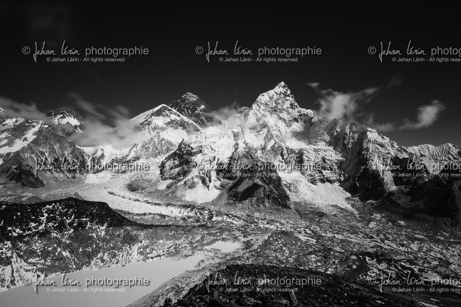 Le Mont Everest (8848m) et le Nuptse (7861m) depuis le Kala Patthar (5550m) - Région de l'Everest Le Mont Everest (8848m) et le Nuptse (7861m) depuis le Kala Patthar (5550m) - Région de l'Everest
